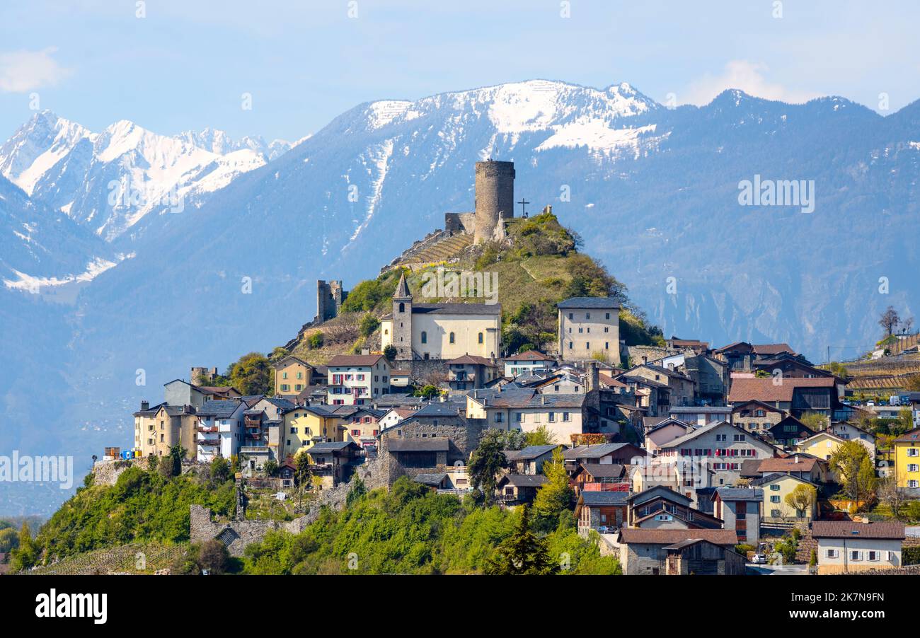 La città di Saillon sulle Alpi svizzere, Vallese, è uno dei più bei villaggi della Svizzera Foto Stock