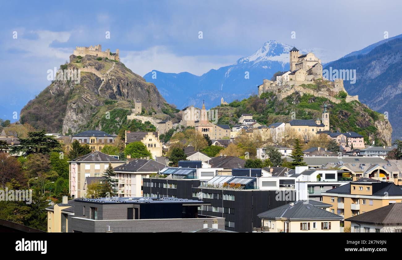 Storica città di Sion con i suoi due castelli, Chateau de Tourbillon e la Basilica di Valere, spettacolare set sulle Alpi svizzere, Canton Vallese, Swit Foto Stock