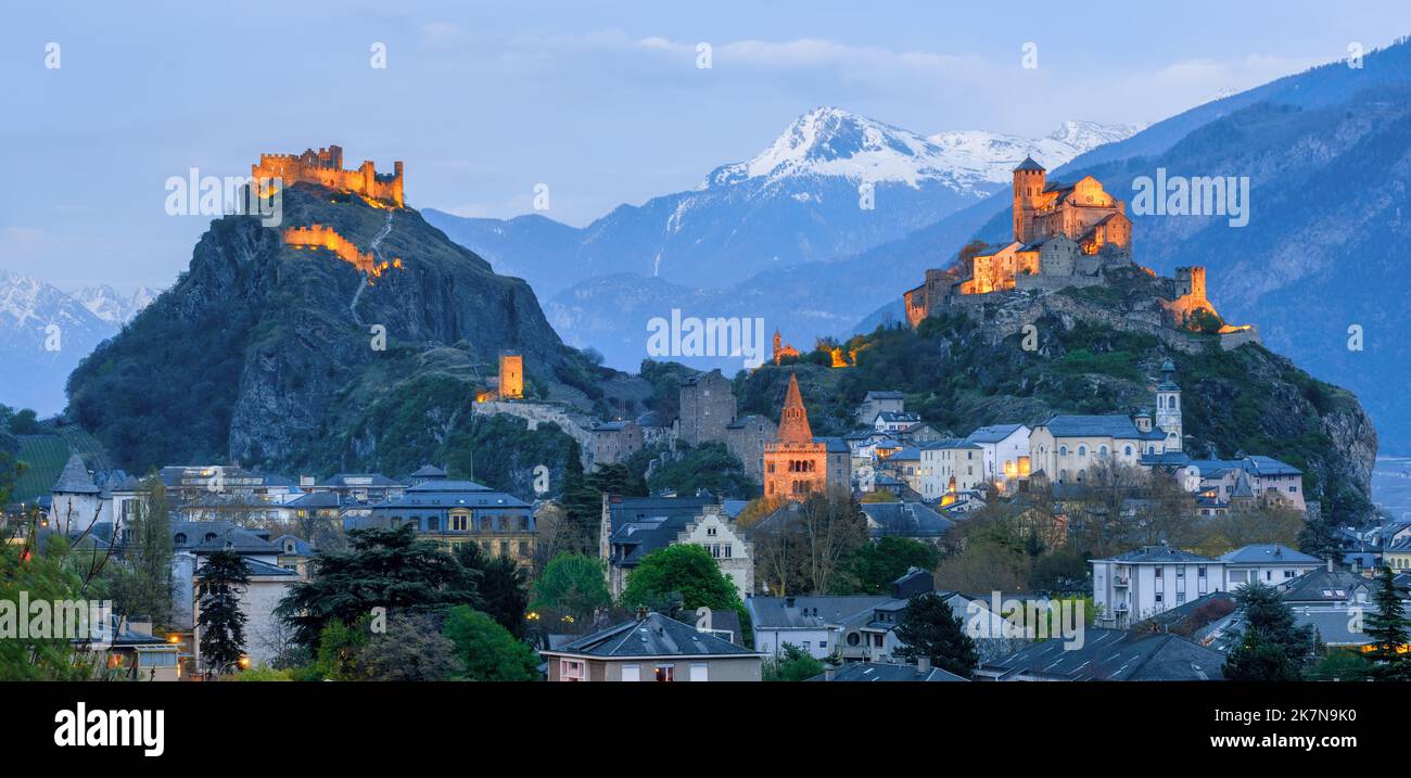 Storica città di Sion con i suoi due castelli, Chateau de Tourbillon e la Basilica di Valere, spettacolare set sulle Alpi svizzere, Canton Vallese, Swit Foto Stock