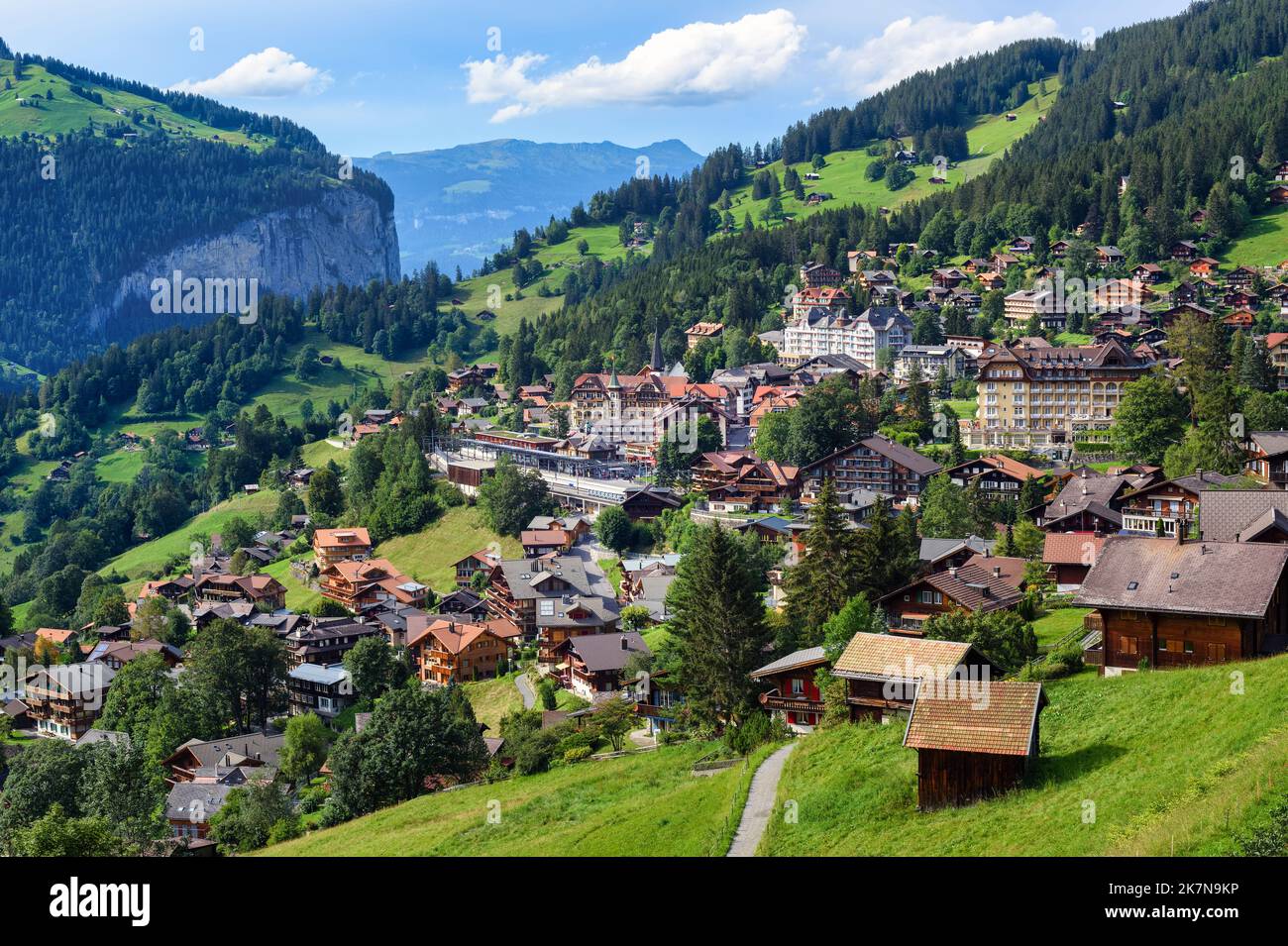 Wengen, un villaggio alpino nella valle di Lauterbrunnen, nella regione dell'Oberland Bernese, sulle Alpi svizzere, è una località rinomata in Svizzera Foto Stock