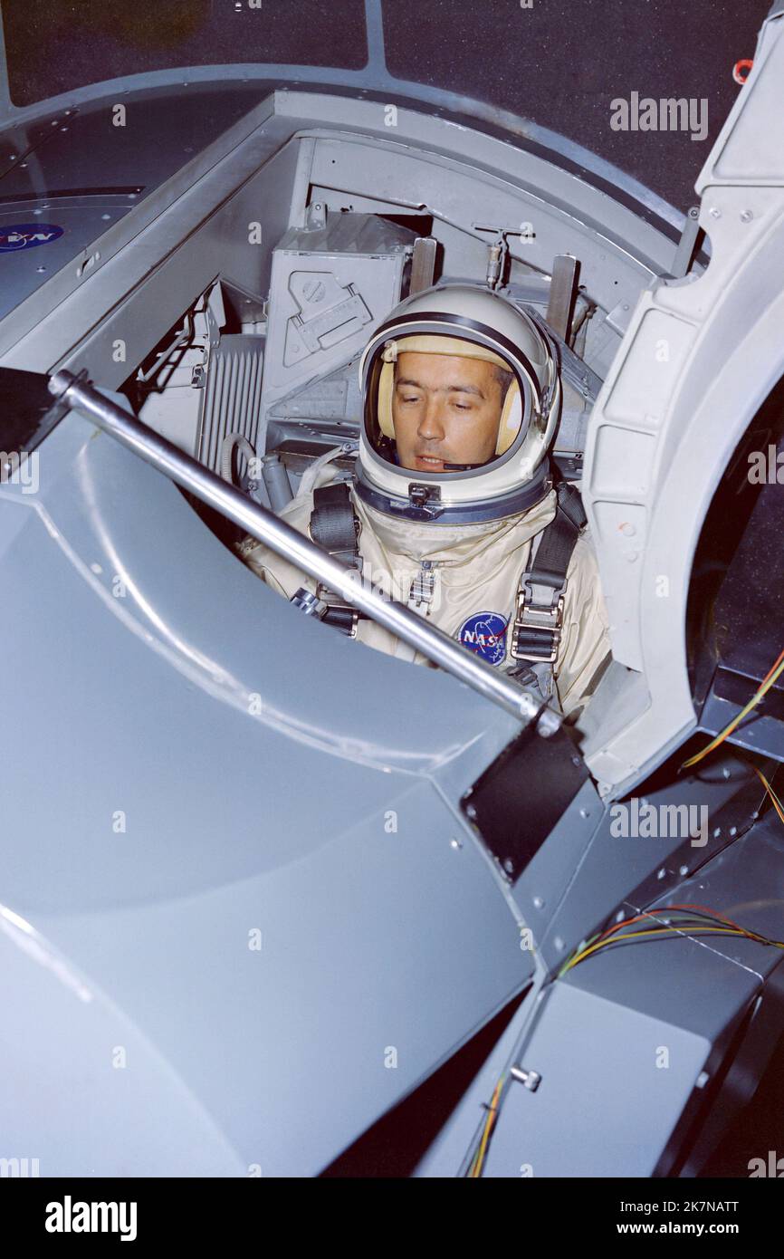 L'ex astronauta della NASA James A. McDivitt, che comandò le missioni Gemini IV e Apollo 9, morì il 13 ottobre 2022. McDivitt è morto pacificamente nel suo sonno, circondato dalla sua famiglia e amici a Tucson, Arizona. Aveva 93 anni. McDivitt è stato selezionato come astronauta dalla NASA nel settembre 1962 come parte della seconda classe di astronauti della NASA. Dopo Apollo 9, divenne manager delle operazioni di atterraggio lunare e guidò un team che pianificò il programma di esplorazione lunare e ridisegnò la navicella spaziale per portare a termine questo compito. Nell'agosto del 1969, divenne direttore del programma Apollo Spacecraft, guidando la t Foto Stock