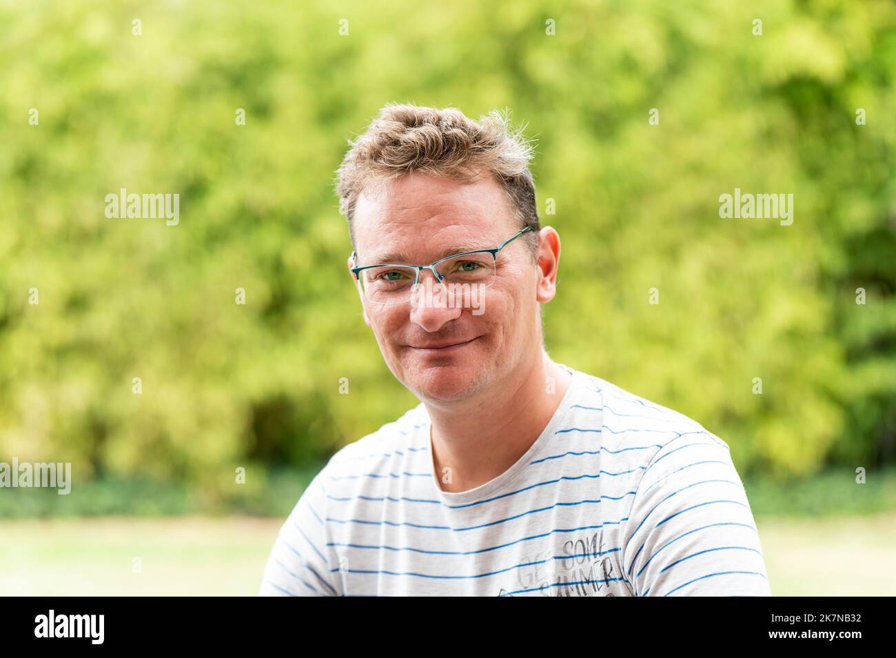 Ritratto di un uomo bianco di 43 yo con sfondo verde, Belgio Foto Stock