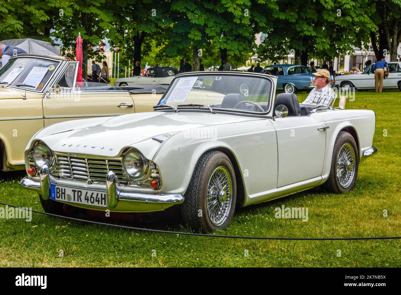 BADEN BADEN BADEN, GERMANIA - LUGLIO 2019: White TRIONFO TR4 TR5 cabrio roadster 1961 1965, incontro oldtimer a Kurpark. Foto Stock