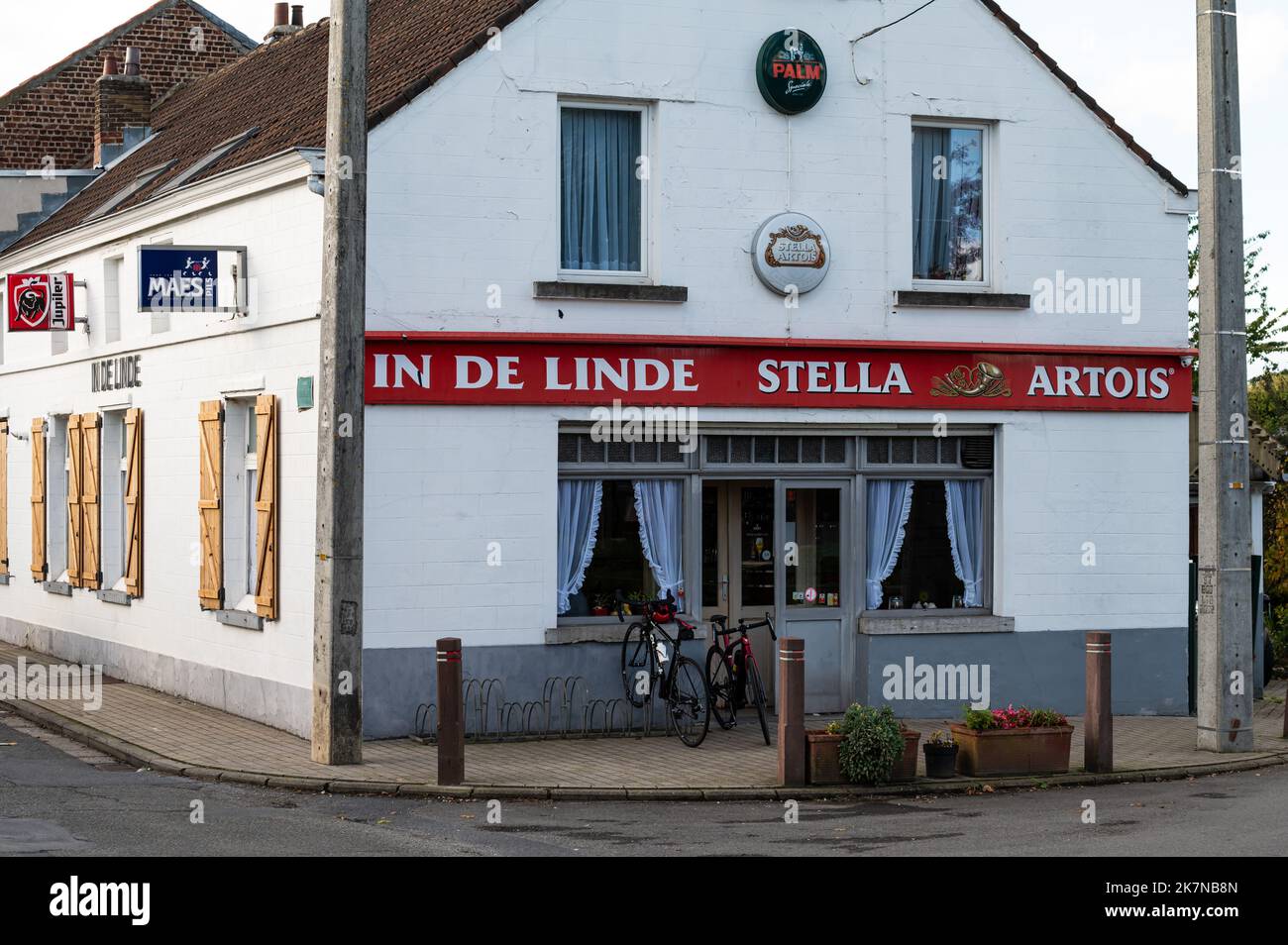 Molenbeek, Regione capitale di Bruxelles, Belgio, 10 16 2022 - un pub locale chiamato in De Linde che vende la birra Stella Artois Foto Stock