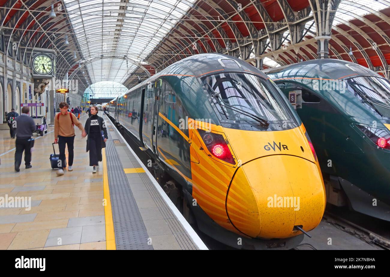 Treni alla piattaforma uno, Paddington Station, Bayswater, Londra, Inghilterra, REGNO UNITO Foto Stock