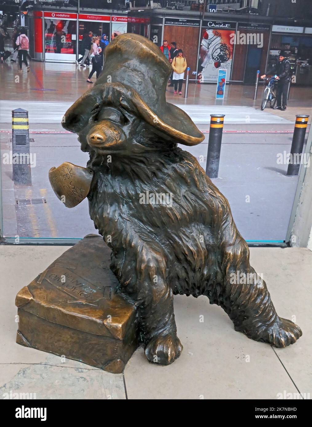 La famosa statua dell'Orso di Paddington, presso la stazione ferroviaria principale di Paddington, Bayswater, Londra, Inghilterra, Regno Unito Foto Stock