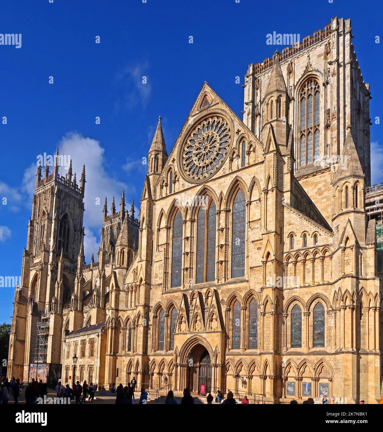York Minster, cattedrale, e chiesa metrpolitica di San Pietro, città di York, Yorkshire, Inghilterra, Regno Unito, YO1 6GD - visualizzazione della finestra rosa Foto Stock