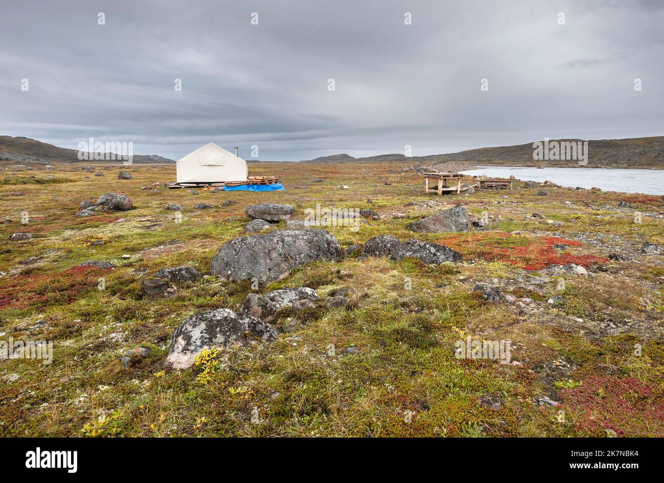 Una tenda singola accanto al fiume Sylvia Grinnell nel Parco Territoriale di Sylvia Grinnell Foto Stock