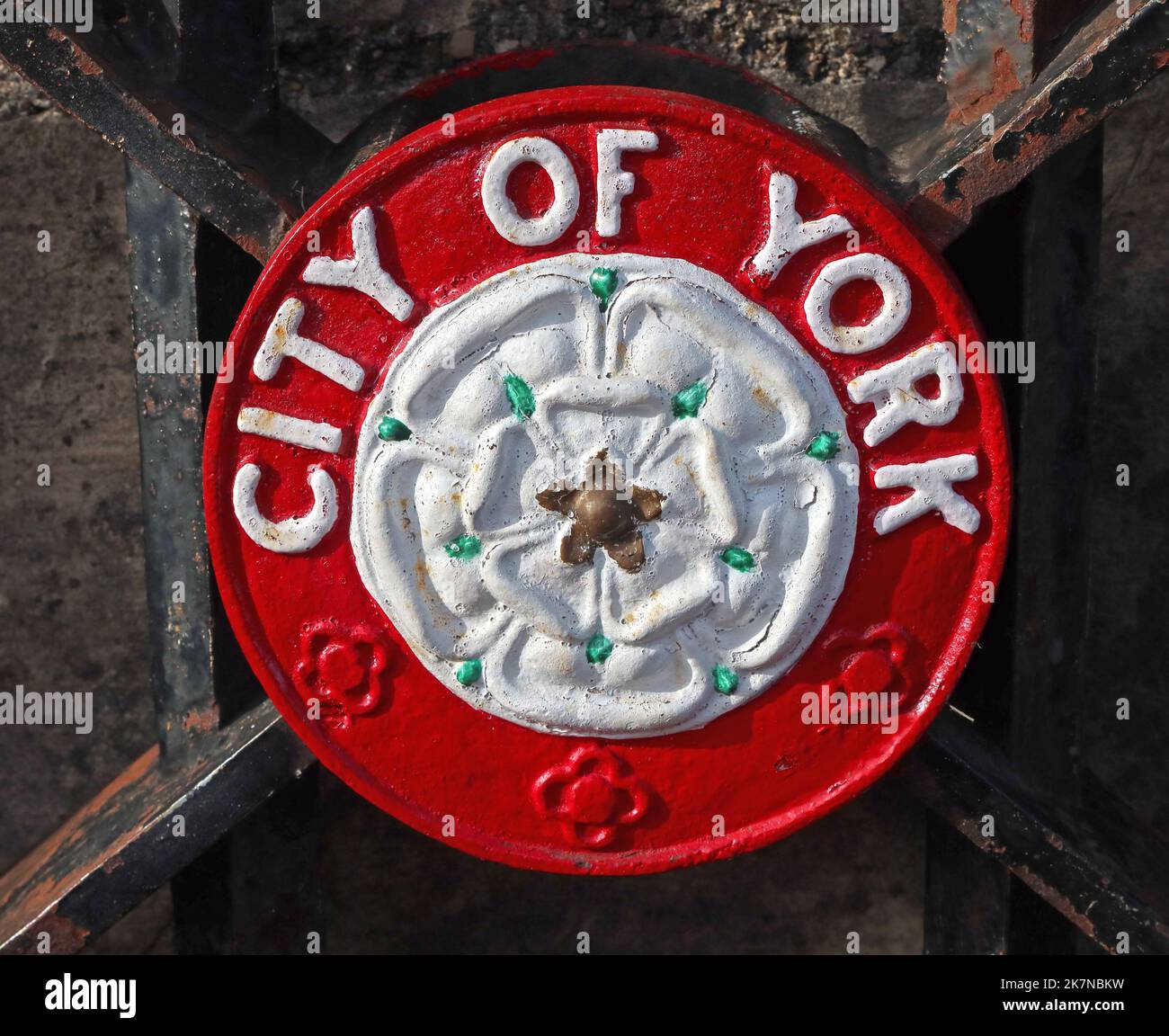 Città di York, rosa bianca dello Yorkshire sulle porte delle mura della città di York, Yorkshire, Inghilterra, Regno Unito, YO1 6GD Foto Stock