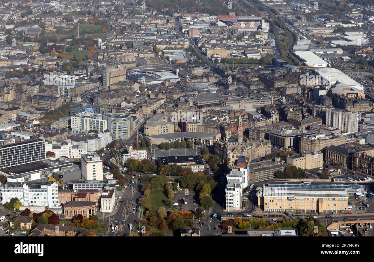 Vista aerea del centro di Bradford dal sud con Centenary Square, il tribunale e il municipio in primo piano, Bradford, West Yorkshire Foto Stock