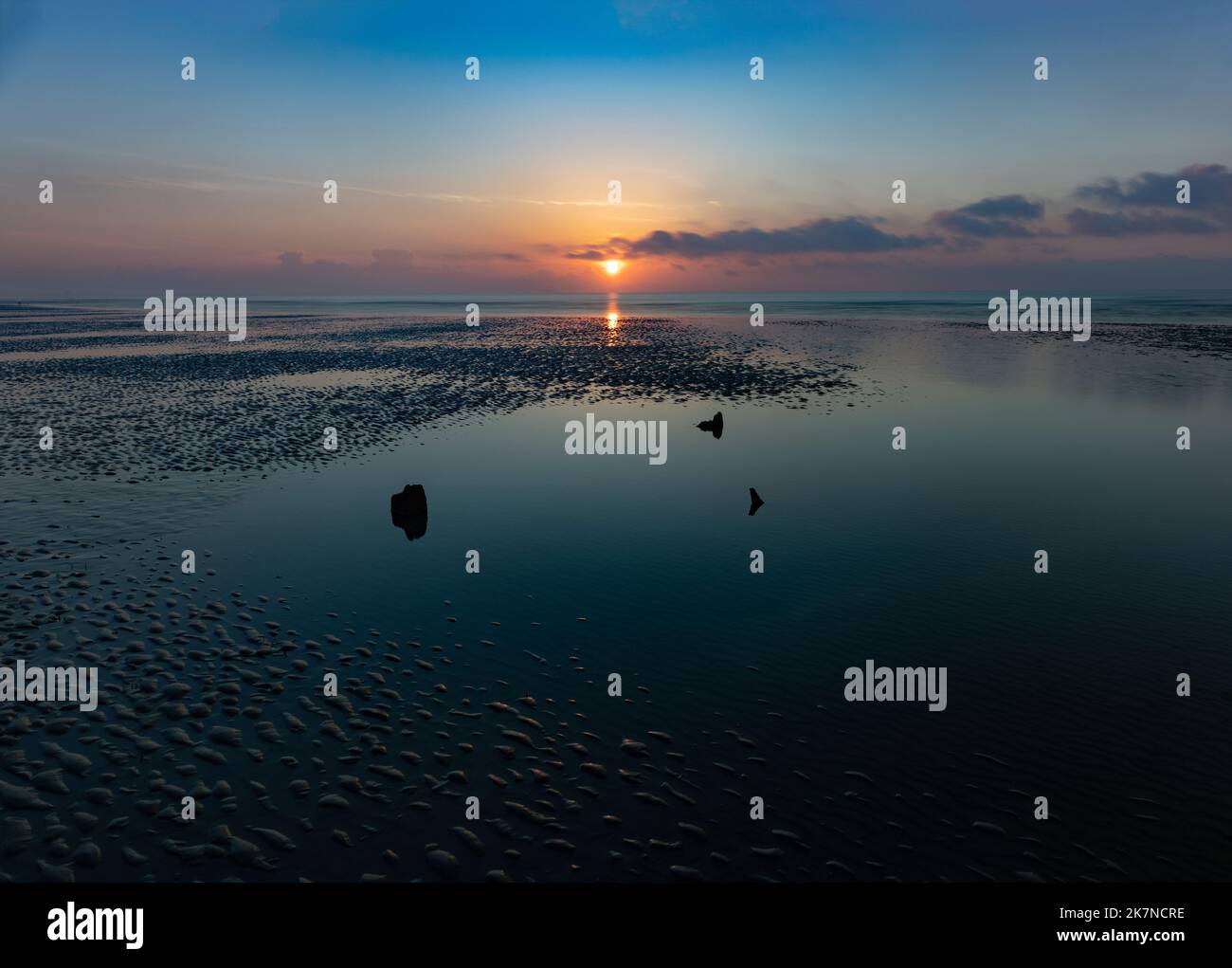 Immagine dell'alba a lunga esposizione sul mare nel Sussex orientale. Foto Stock