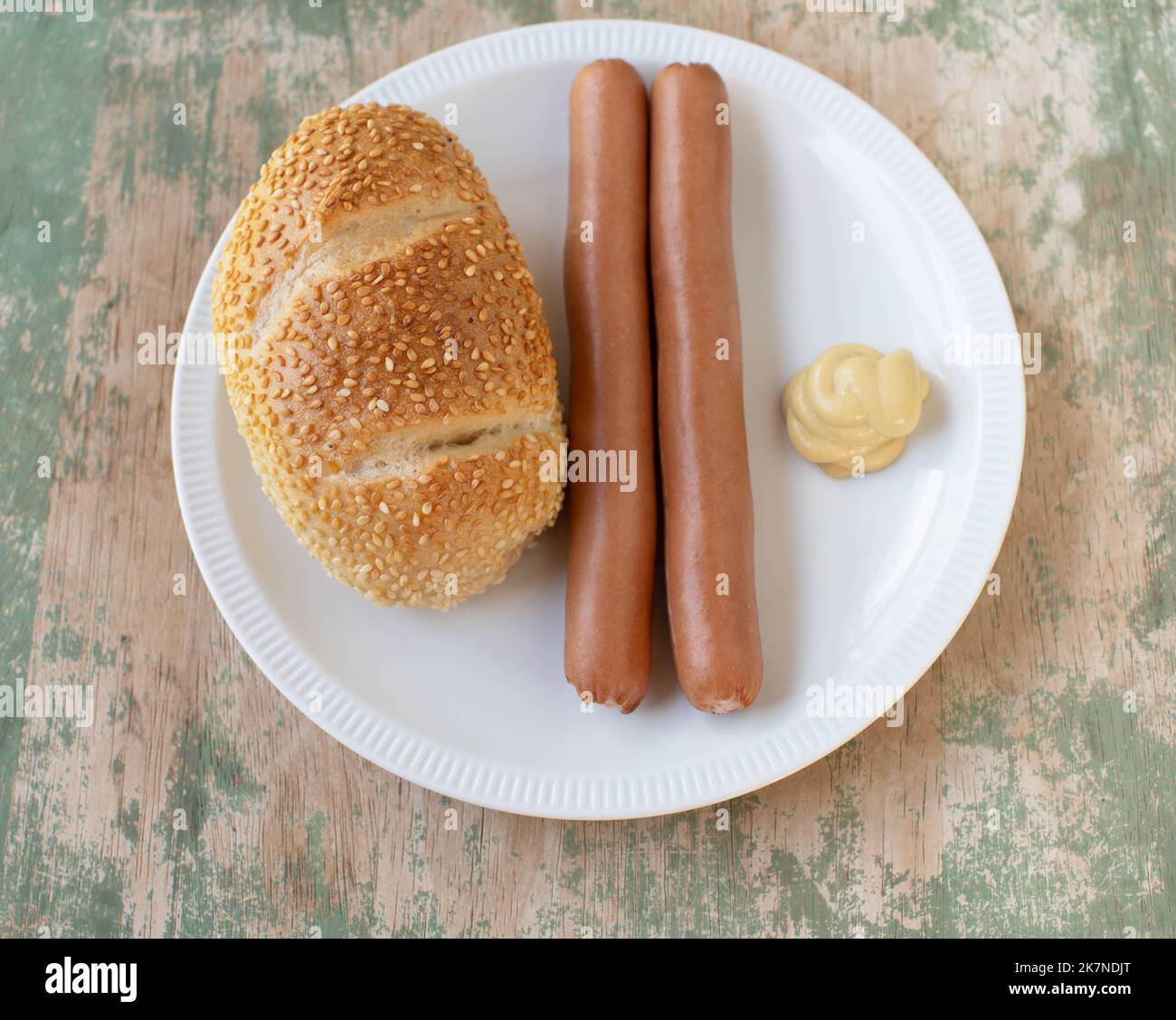Salsiccia di Vienna con senape e panino di semi di sesamo Foto Stock