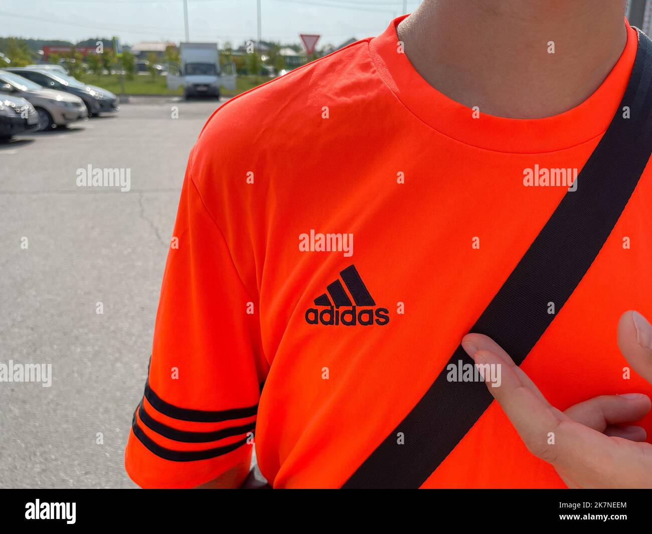 Tyumen, Russia-30 agosto 2022: Logo Adidas su T-shirt uomo. Adidas è designer tedesco e produttore di abbigliamento e accessori sportivi Foto Stock