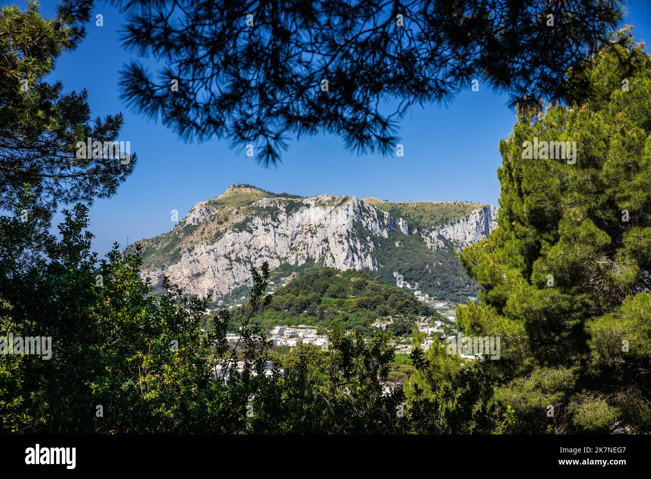 Il Monte Solaro sull'isola di Capri incorniciato dalla vegetazione in una giornata di sole. Foto Stock