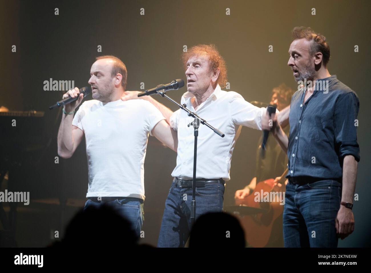 Il cantante Alain sul palco durante un concerto a Bruxelles, in Belgio, il 30 aprile 2022. Alain Souchon e i suoi due figli Pierre e Charles, soprannominati Ours (Bea Foto Stock