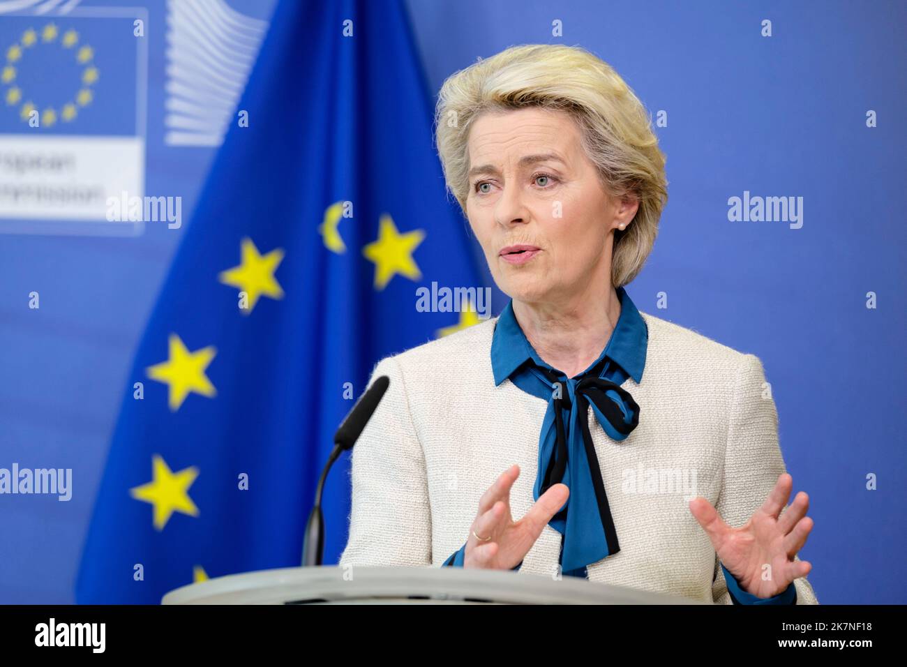 Belgio, Bruxelles, il 18 maggio 2022: Ursula von der Leyen, Presidente della Commissione europea, in una conferenza stampa per presentare il piano REPowerEU, a Foto Stock