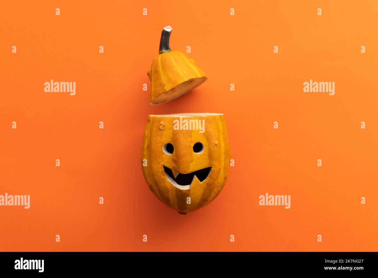 Cute faccia di zucca di Halloween con la parte superiore fuori. Sfondo halloween felice Foto Stock