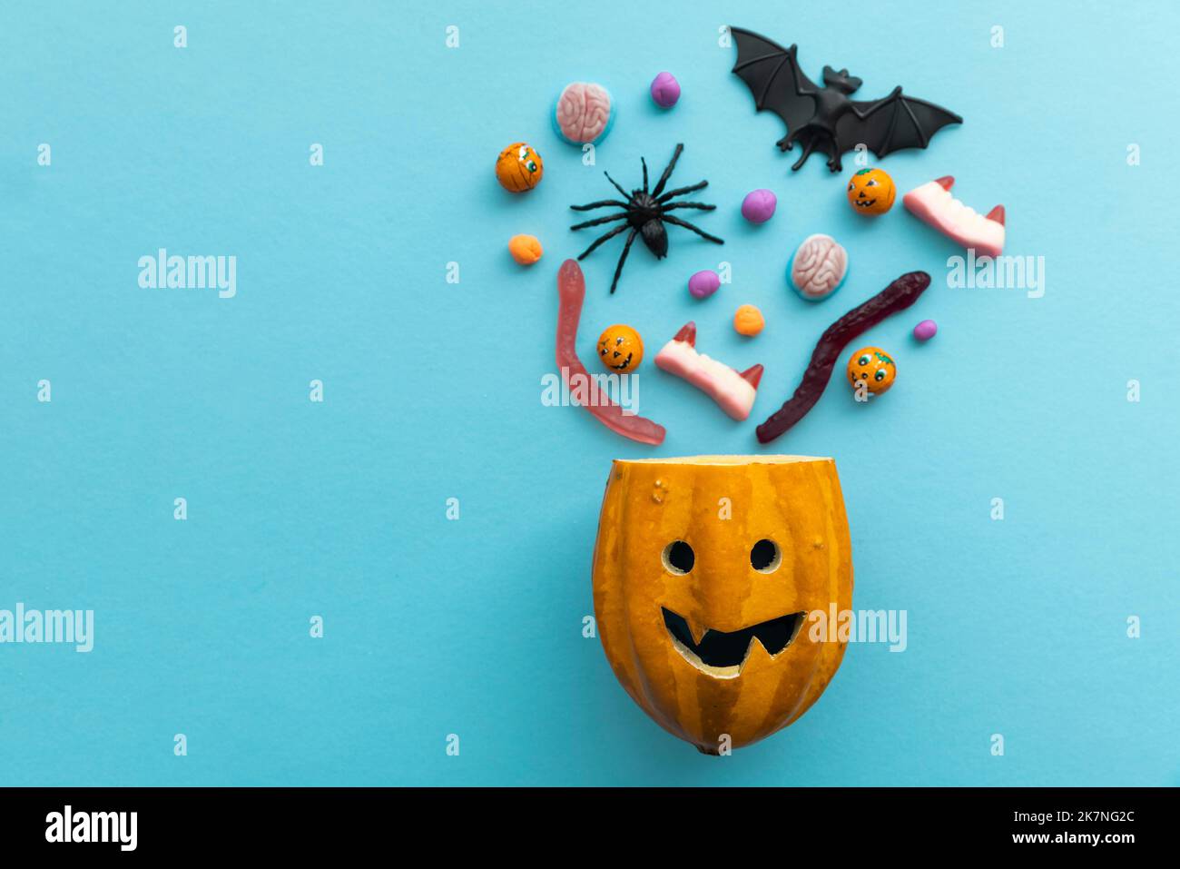 Trick o trattare caramelle di Halloween provenienti da una testina di zucca Foto Stock