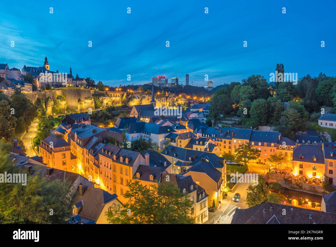 Granducato di Lussemburgo, skyline notturno della città a Grund lungo il fiume Alzette nel centro storico di Lussemburgo Foto Stock