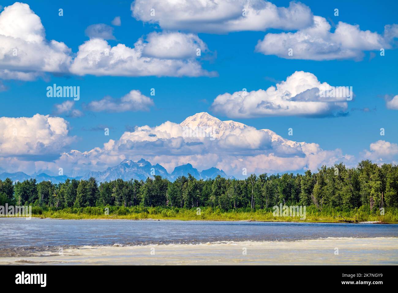 Vista a nord dalla confluenza del fiume Talkeetna; del fiume Susitna e del fiume Chulitna; e della catena montuosa dell'Alaska; incluso il monte Denali; Alaska, USA Foto Stock
