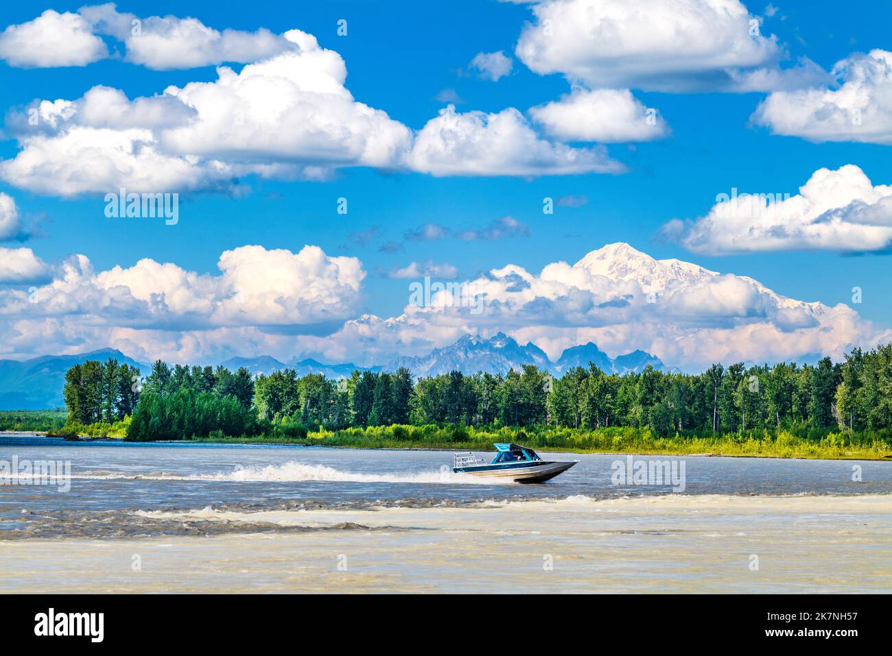 I turisti cavalcano un motoscafo; confluenza del fiume Talkeetna; del fiume Susitna & del fiume Chulitna & della catena montuosa dell'Alaska; compreso il monte Denali oltre; Talkeetna; AK Foto Stock