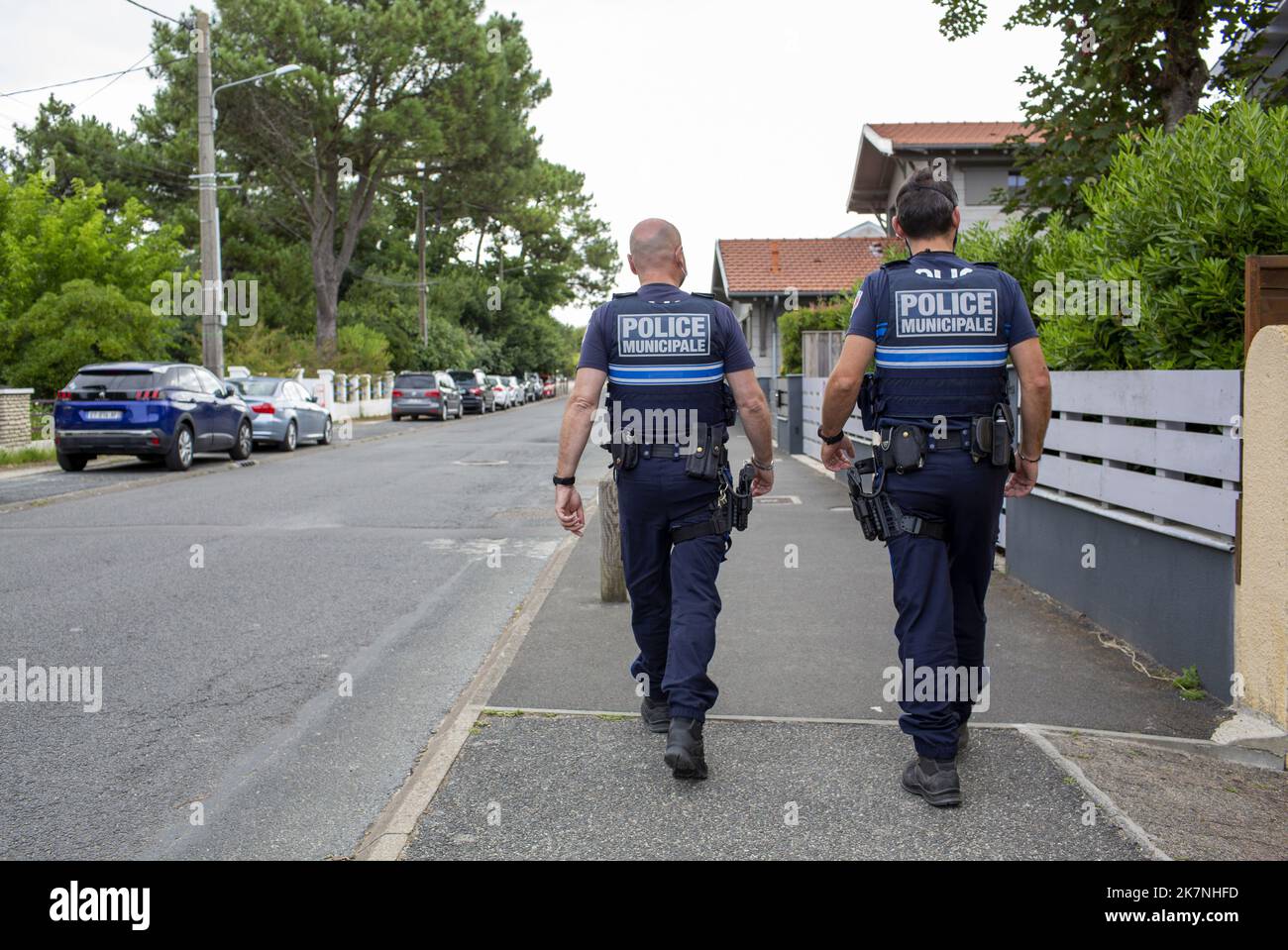 Due poliziotti comunali su un incarico di prevenzione e sorveglianza in un quartiere Foto Stock