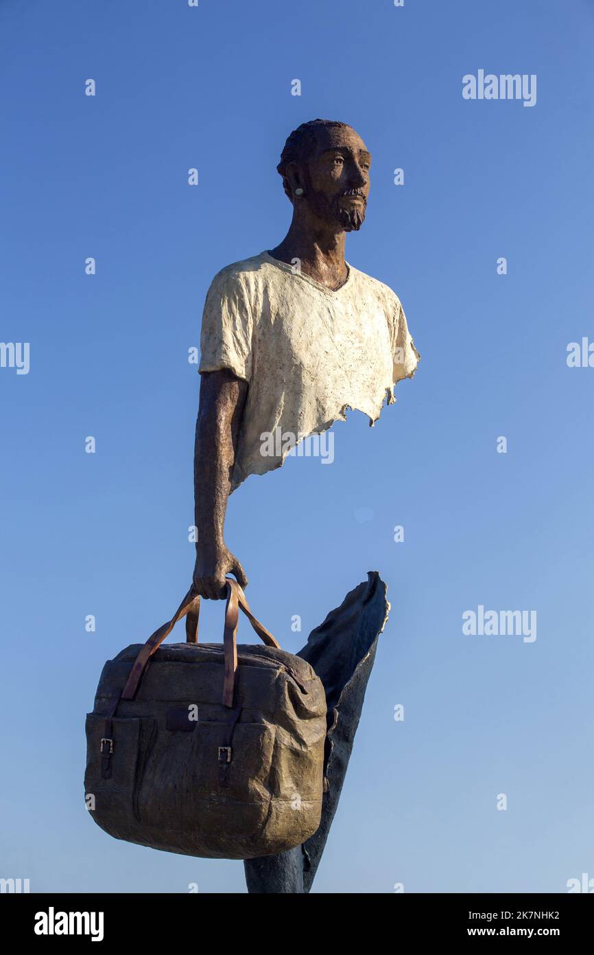 Arcachon, sud-ovest della Francia : uno dei viaggiatori della serie “Pierre David Triptyque”, statue ibride e imponenti realizzate da Bruno Catala Foto Stock