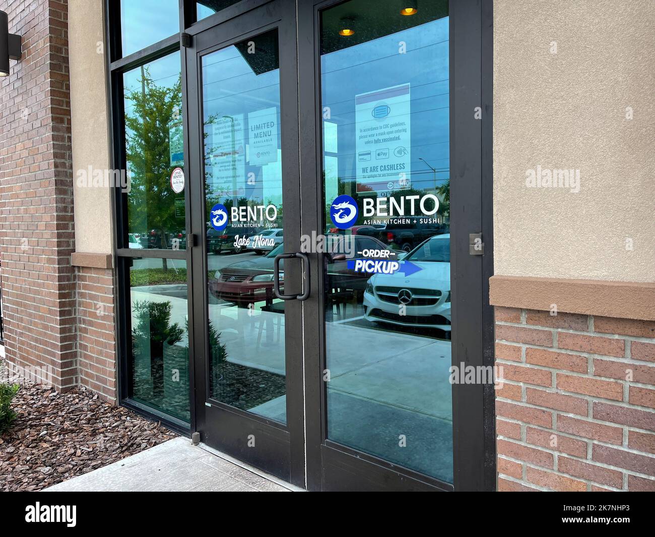 Orlando, FL USA - 18 giugno 2021: L'esterno di un ristorante giapponese Bento a Orlando, Florida. Foto Stock