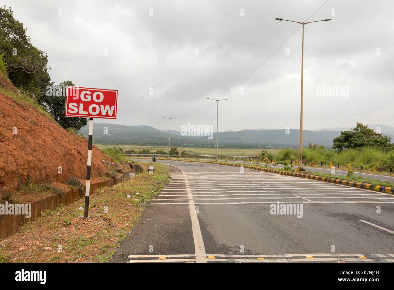 Mario Miranda Bridge Road a Loutolim, Goa India Foto Stock
