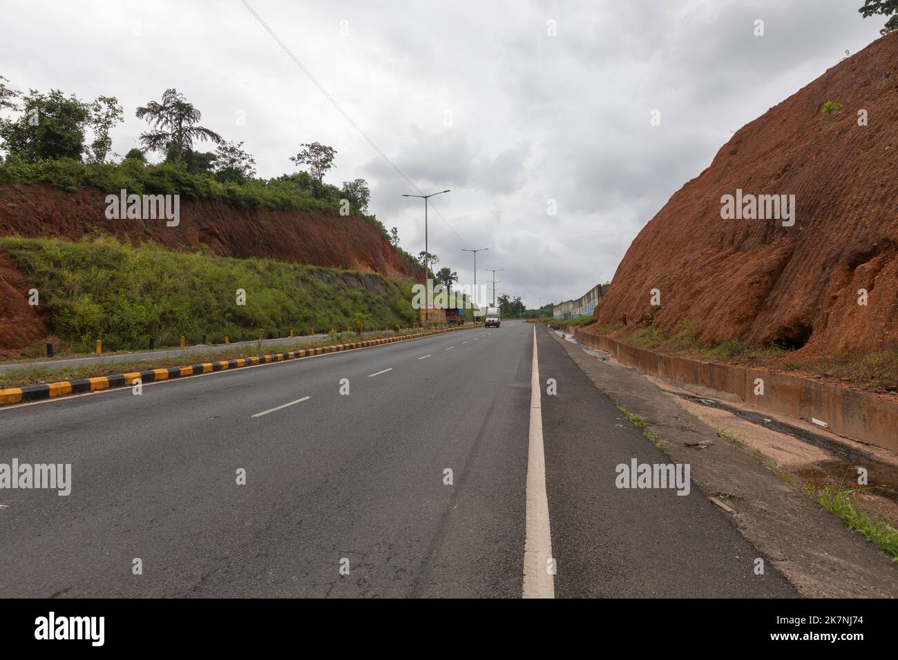 Mario Miranda Bridge Road a Loutolim, Goa India Foto Stock