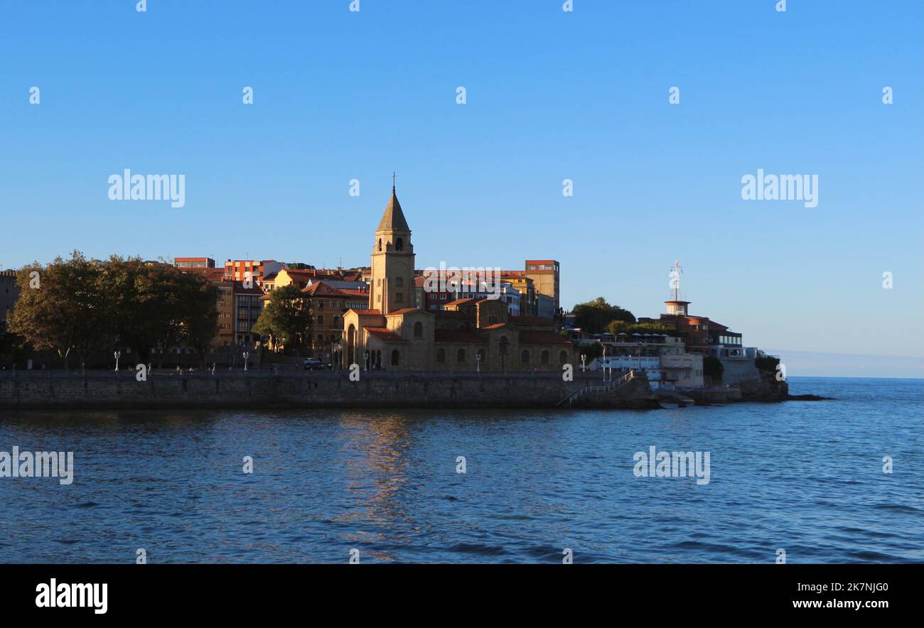 Panorama della costa con la Iglesia de San Pedro completato nel 1955 Gijon Asturias Spagna Foto Stock
