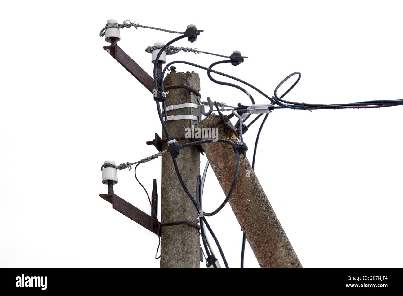 colonna di cemento stradale con fili elettrici isolati su sfondo bianco Foto Stock