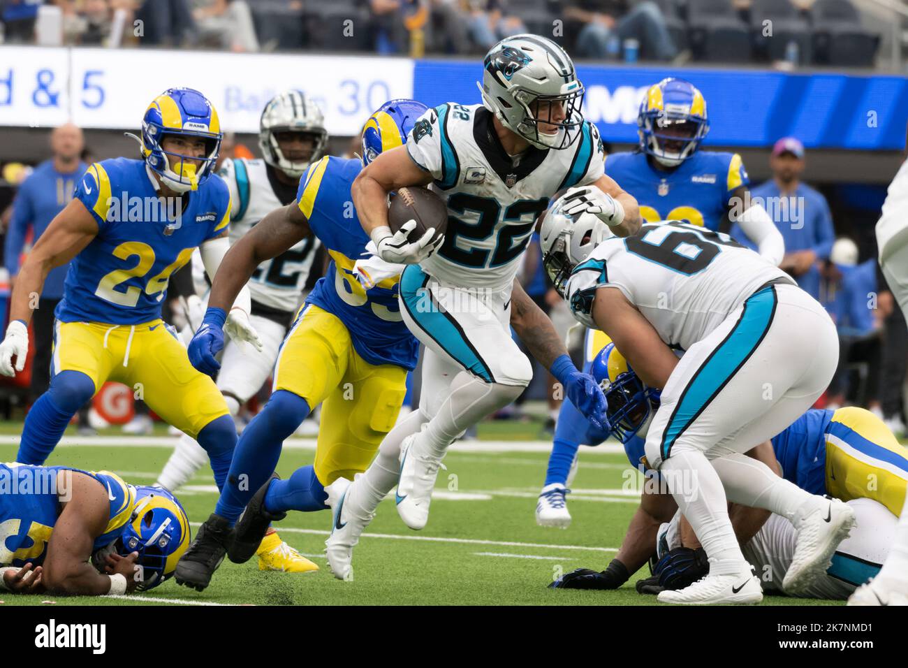 Il running back dei Carolina Panthers Christian McCaffrey (22 anni) porta il pallone durante una partita di football americano contro i Los Angeles Rams domenica 16 ottobre 2022 a Inglewood, California. I Rams sconfissero i Panthers 24-10. (Ed Ruvalcaba/immagine dello sport) Foto Stock