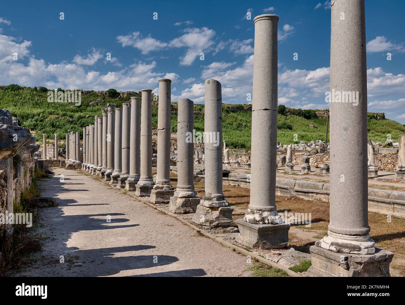Collumned Main Street, colonne di rovine di strada colonnate della città romana di Perge, Antalya, Turchia Foto Stock