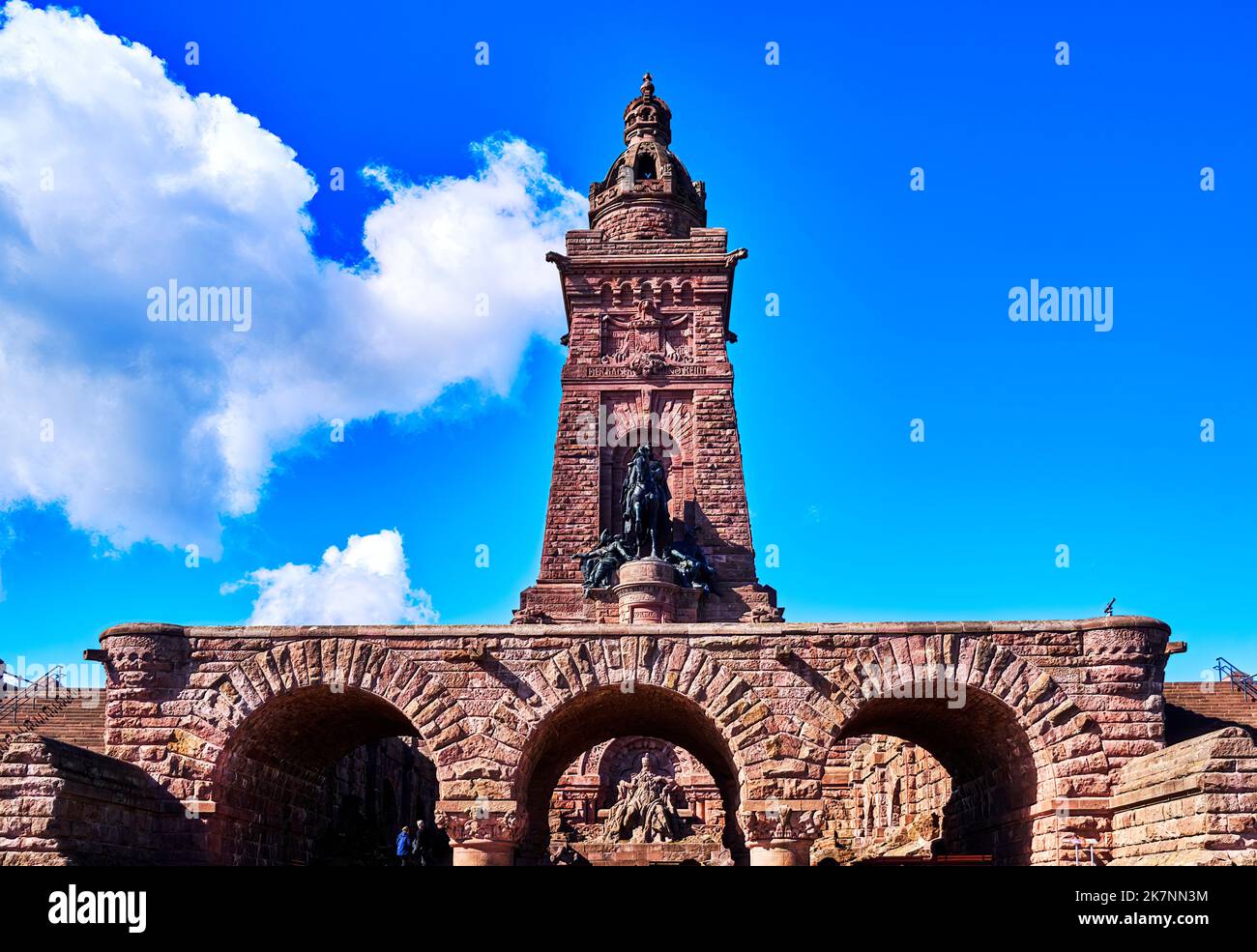 Bad Frankenhausen, Germania, 21 settembre 2022: Monumento nazionale della Germania su Kyffhauser con statue del Kaiser Wilhelm e del re Barbarossa Foto Stock