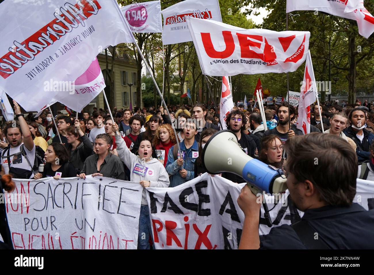 PARIGI, FRANCIA - 18 ottobre 2022 : dimostrazione per le strade di Parigi per salari migliori, contro la riforma delle pensioni e il diritto di sciopero. Foto Stock