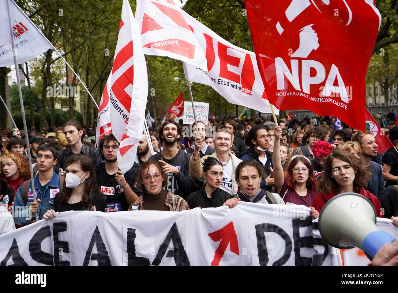 PARIGI, FRANCIA - 18 ottobre 2022 : dimostrazione per le strade di Parigi per salari migliori, contro la riforma delle pensioni e il diritto di sciopero. Foto Stock