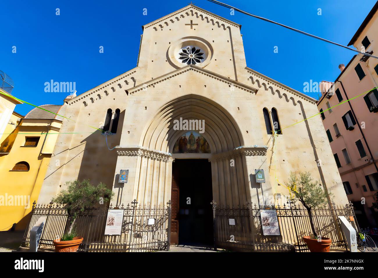 Facciata ovest della cattedrale di San Siro a Sanremo. La chiesa è il più antico edificio religioso della città. Regione Liguria, Italia. Foto Stock