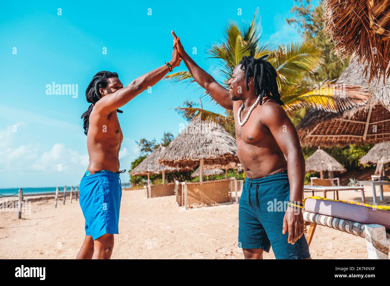 Due amici si incontrano e si salutano in mare Foto Stock