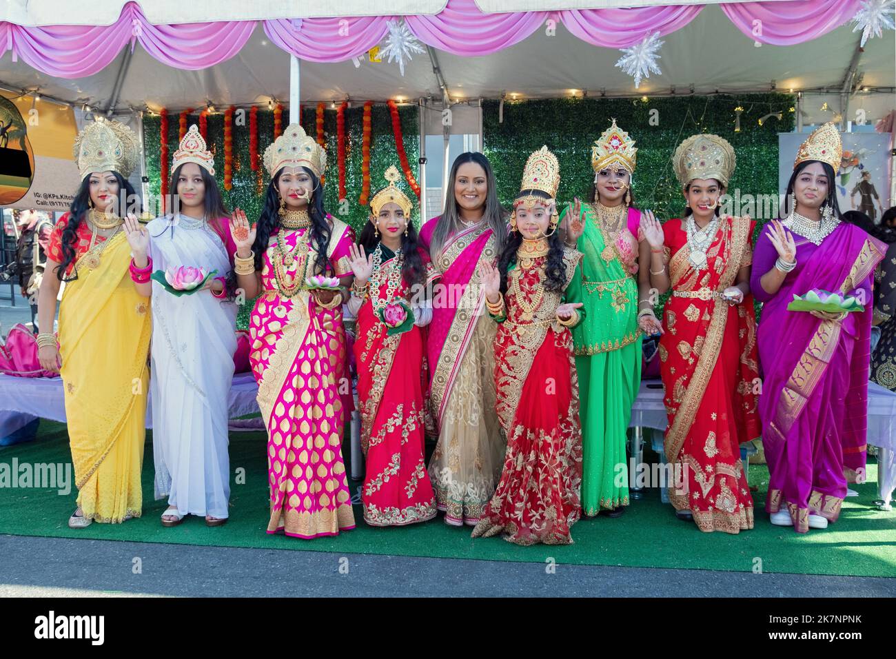 9 donne di età variabile celebrano Diwali e vestono come la dea Lakshmi. A South Richmond Hill, Queens, New York City. Foto Stock