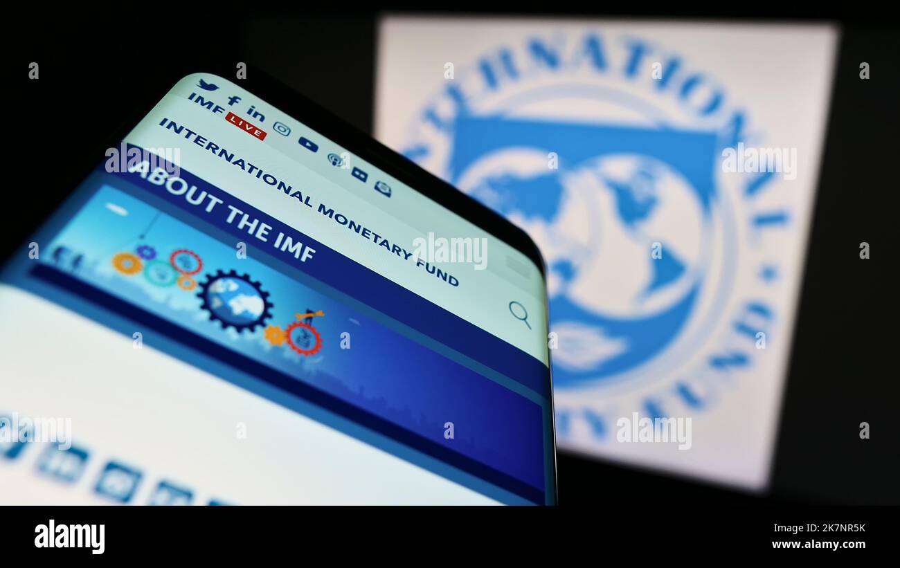 Telefono cellulare con il sito web dell'agenzia delle Nazioni Unite Fondo monetario Internazionale (FMI) sullo schermo di fronte al logo. Messa a fuoco in alto a sinistra del display del telefono. Foto Stock