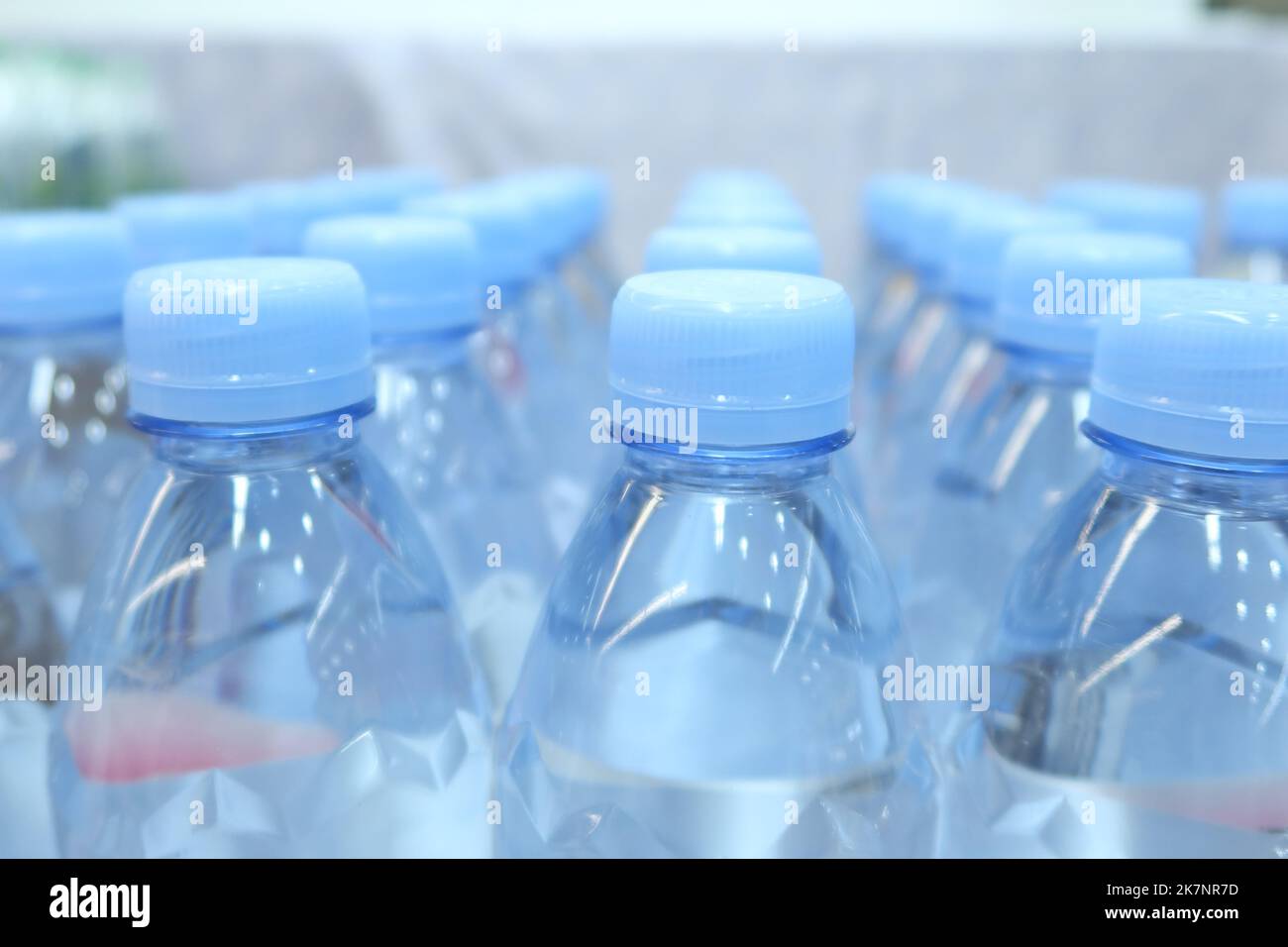 bottiglia di acqua minerale in fila Foto Stock