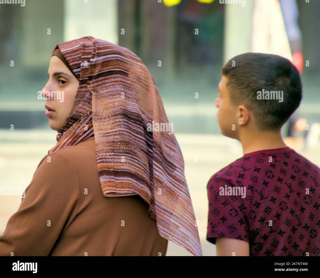 Glasgow, Scozia, Regno Unito 18th ottobre 2022. UK Weather: Giorno asciutto dopo le docce pesanti ha visto la gente lottare per la strada tra il sole e la crisi economica. Credit Gerard Ferry/Alamy Live News Foto Stock