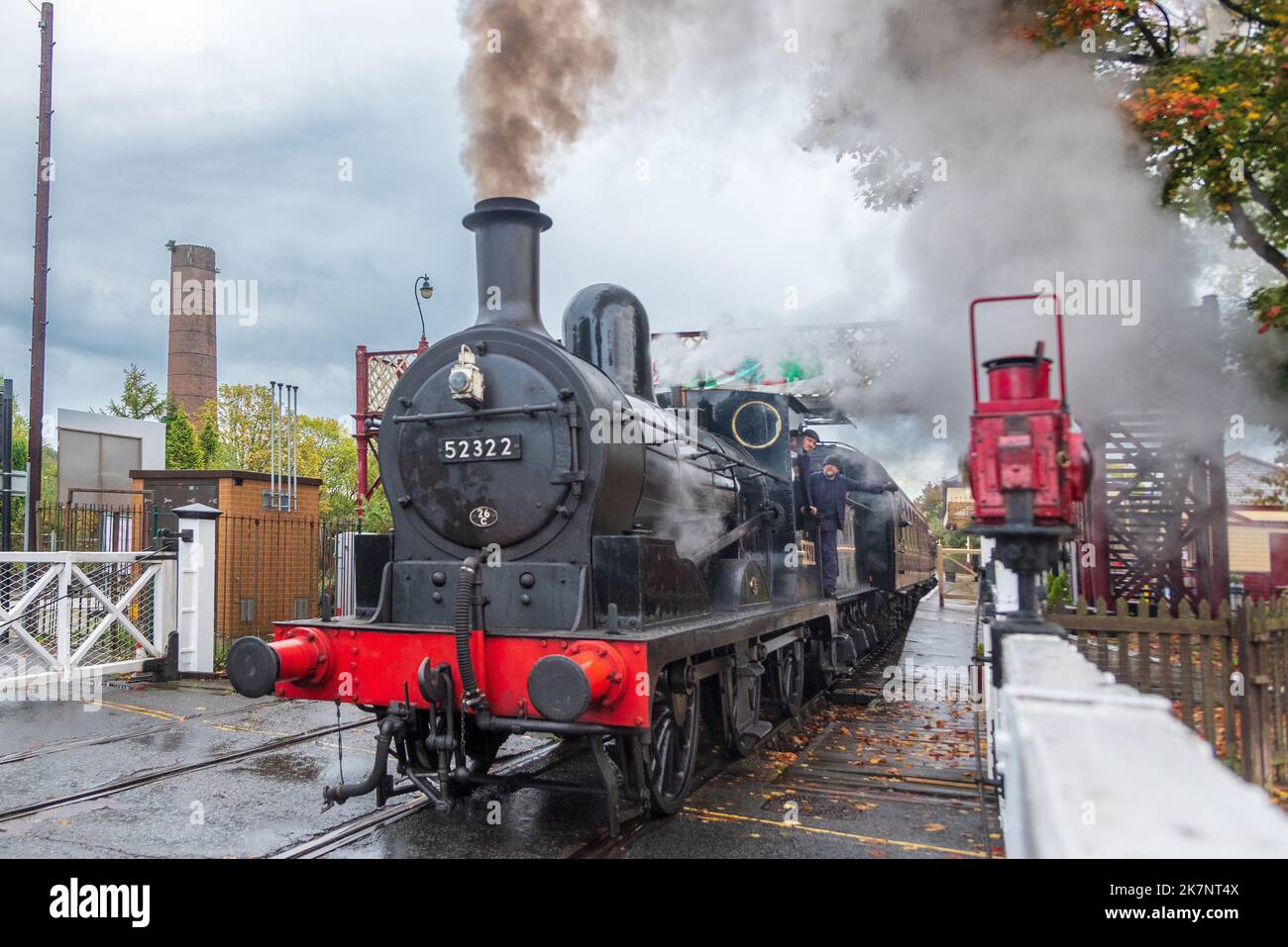 La Locomotiva a vapore di classe 27 0-6-0 del Lancashire e dello Yorkshire sul livello che attraversa la stazione di Ramsbottom si dirige verso Rawtenstall durante l'autum Foto Stock
