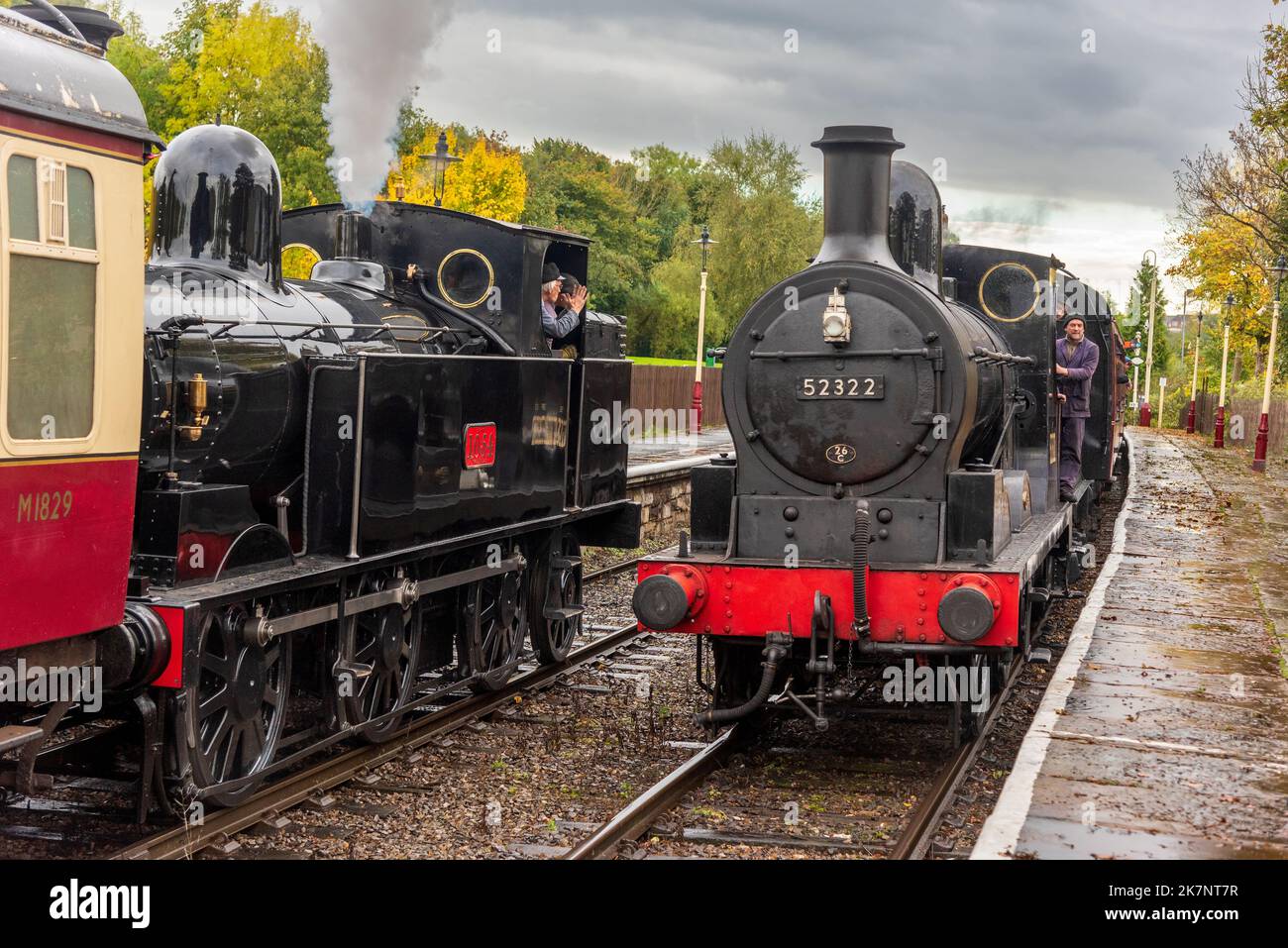 Numero 1054, un motore LNWR Coal Tank (a sinistra) e la locomotiva a vapore Lancashire and Yorkshire Railway classe 27 0-6-0 alla stazione Ramsbottom sull'ELR Foto Stock
