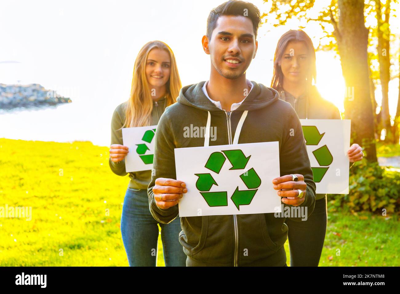 Team addetto alla protezione ambientale con etichette con il simbolo del riciclaggio Foto Stock