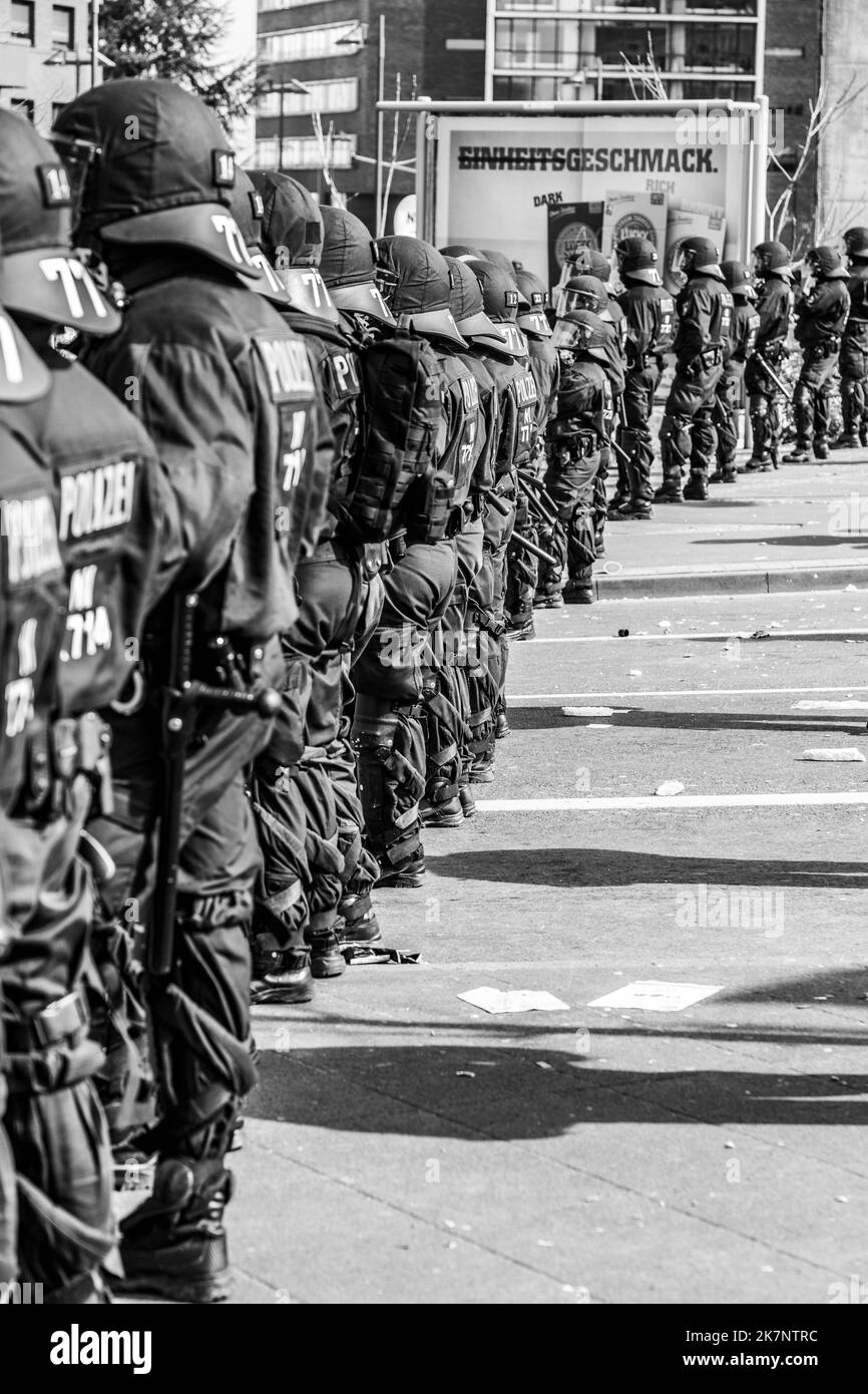 Francoforte, Germania - 18 marzo 2015: La gente dimostra contro l'EZB e il capitalismo a Francoforte, Germania. 9 poliziotti tsd guard the demo. Foto Stock