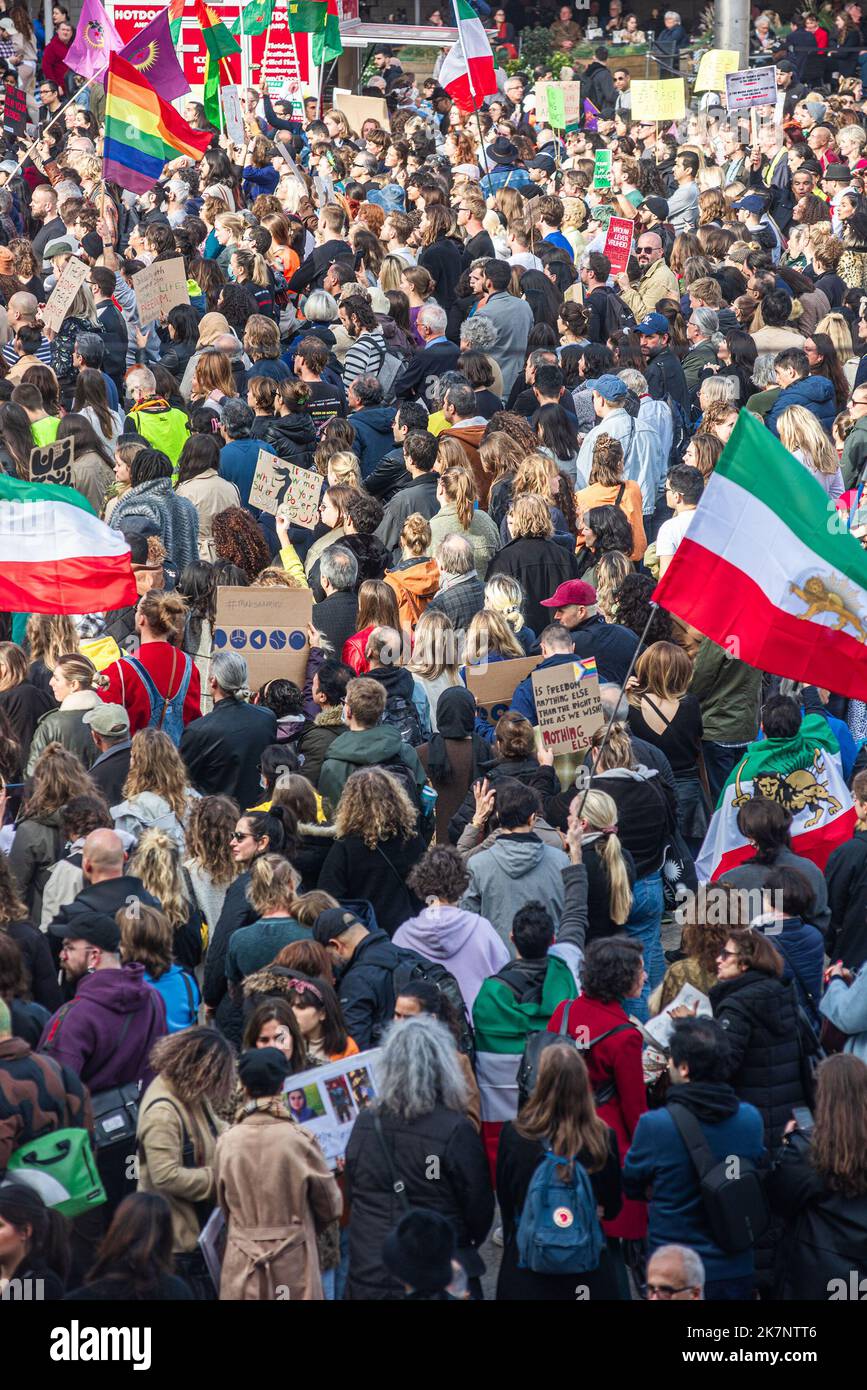 I manifestanti si riuniscono durante la protesta della “libertà di vita della donna”. Migliaia di iraniani e altri manifestanti si sono riuniti in Piazza Dam chiedendo giustizia per Mahsa Amini e libertà per l'Iran. Foto Stock