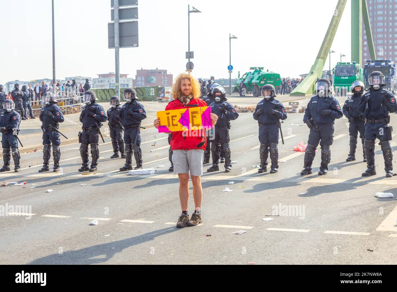 Francoforte, Germania - 18 marzo 2015: La gente dimostra contro l'EZB e il capitalismo a Francoforte, Germania. L'uomo dimostra Lieben - engl: Amore - da sh Foto Stock