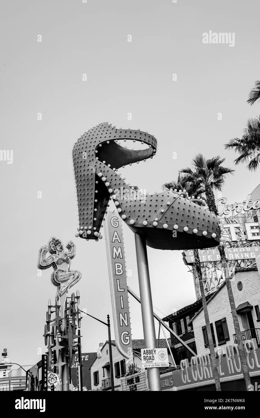 Las Vegas, USA - 9 marzo 2019: Primo piano del famoso cartello al neon Ruby Slipper, nel centro di Las Vegas, vicino alla Fremont Street Experience. Las Vegas è kn Foto Stock